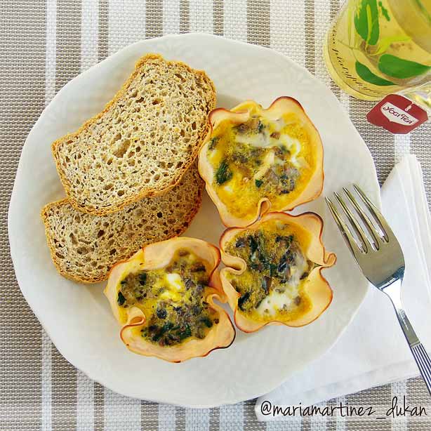 Dieta Dukan, desayuno: cestitas de huevo y pavo acompañadas de pan de lino